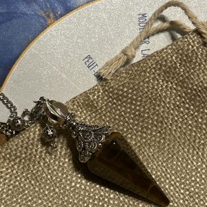 Pendule en ŒIL de TIGRE + pochon en lin, avec petite planche de radiesthésie, conseil d’utilisation au recto / ⚠️ Aucune expédition internationale – France uniquement.
