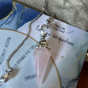 Pendule en QUARTZ ROSE + pochon en lin avec petite planche de radiesthésie / ⚠️ Aucune expédition internationale – France uniquement.