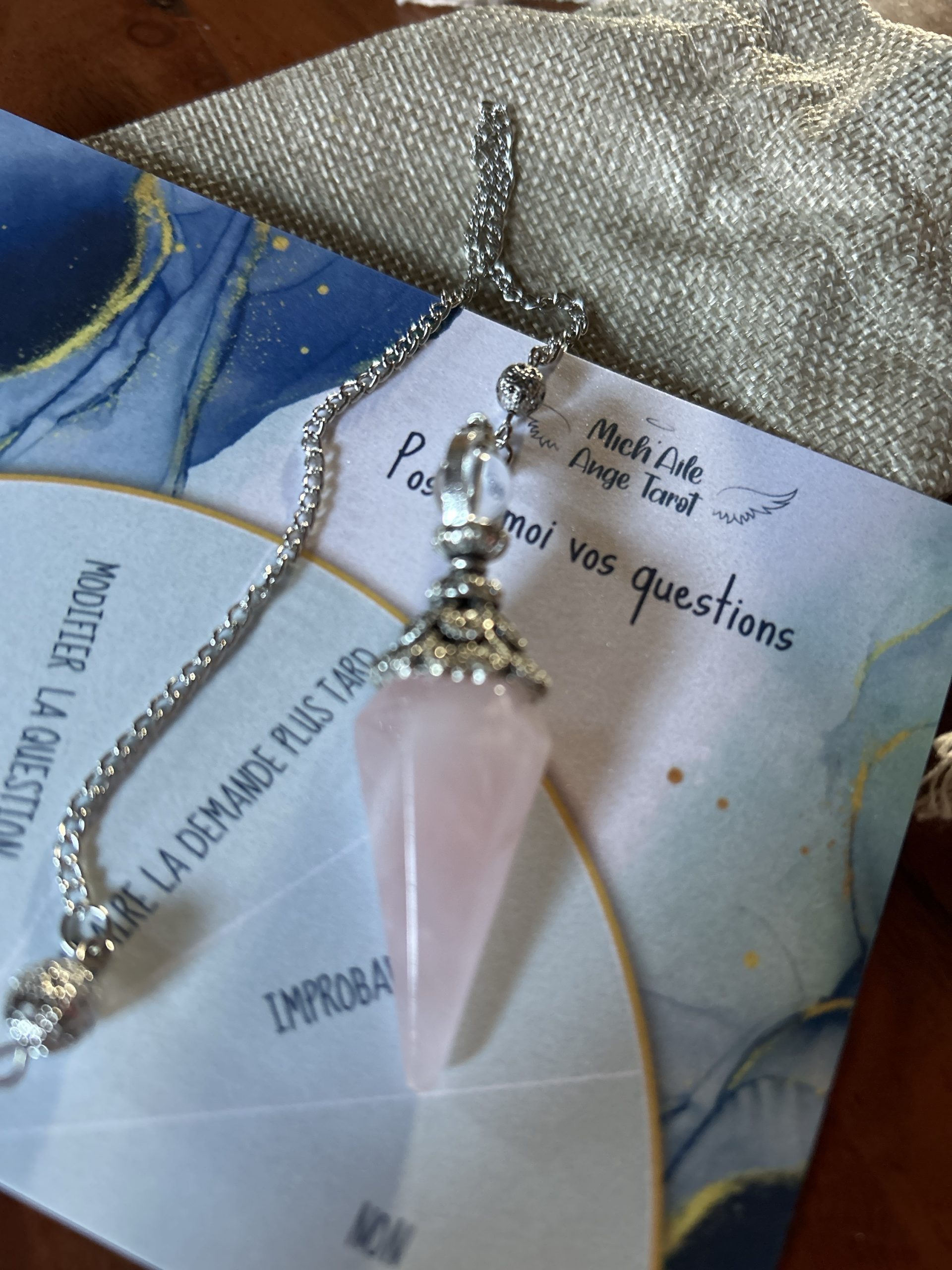 Pendule en QUARTZ ROSE + pochon en lin avec petite planche de radiesthésie / ⚠️ Aucune expédition internationale – France uniquement.