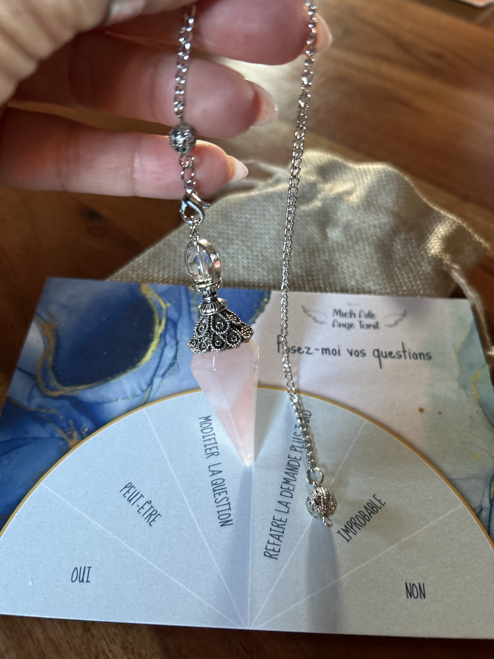 Pendule en QUARTZ ROSE + pochon en lin avec petite planche de radiesthésie / ⚠️ Aucune expédition internationale – France uniquement. – Image 2
