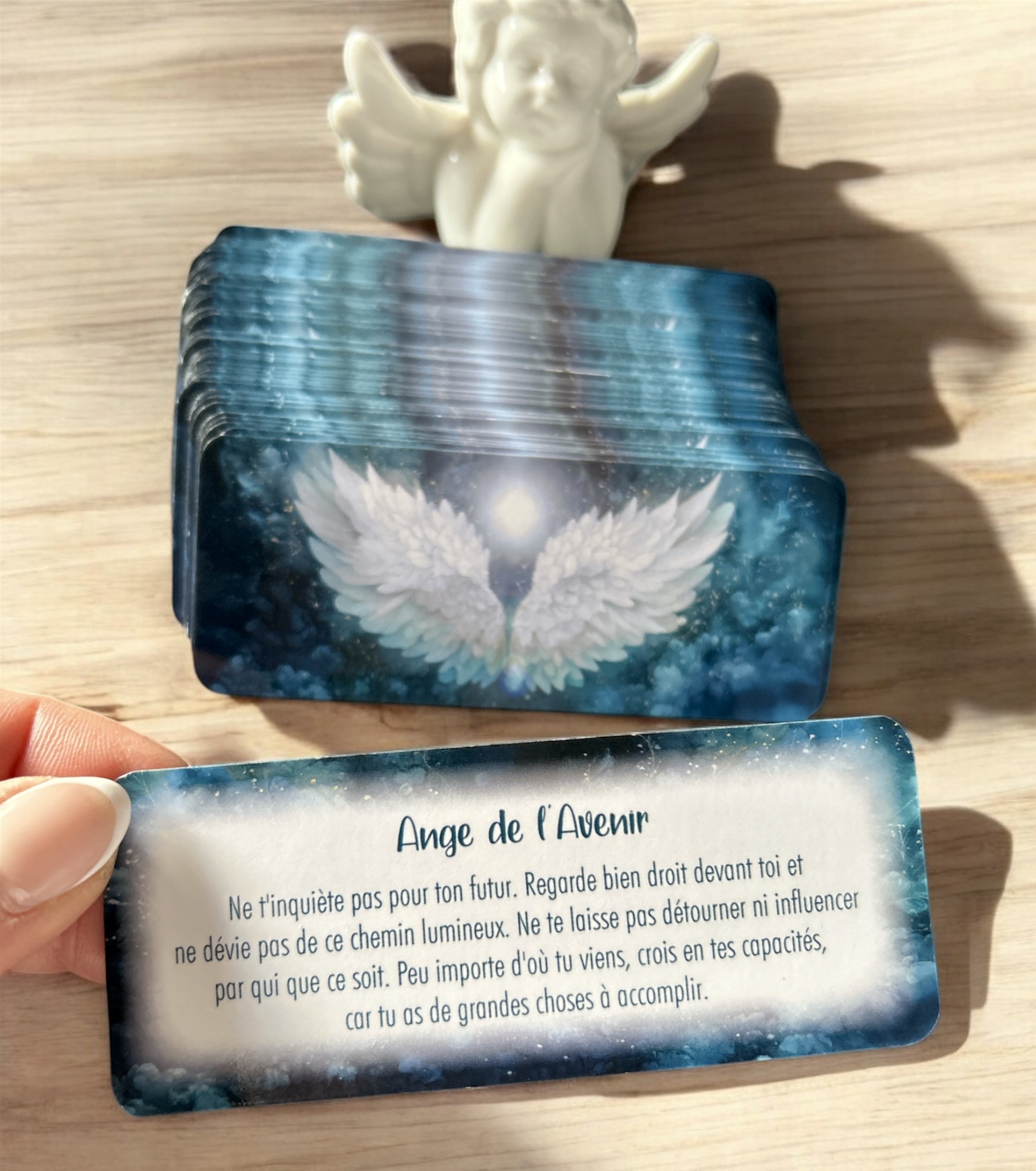 Le Petit Oracle des Gardiens Ailés – 53 cartes de Guidance des Anges en français | livré avec un pochon tissu / ⚠️ Aucune expédition internationale – France uniquement. Fdp inclus